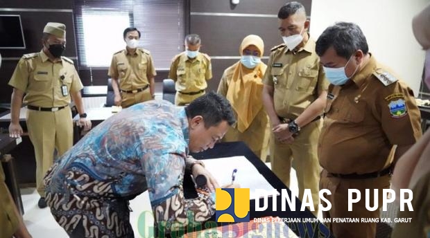 Bupati Garut Saksikan Kegiatan Penandatanganan Kontrak Antara PPK dan PUPR